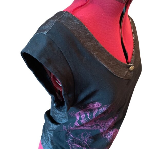 EVE LAVOIE - V neck grey black tees t-shirt with pink print - Medium - Picture 4 of 9